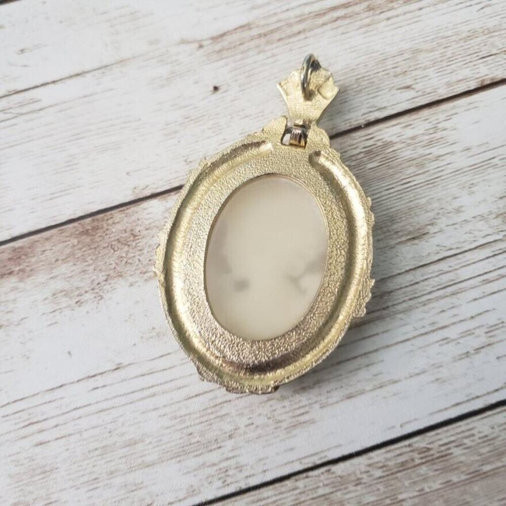 Vintage Pendant - Large Cameo Style Gold Tone with Cream (No Chain Included) - Picture 5 of 5
